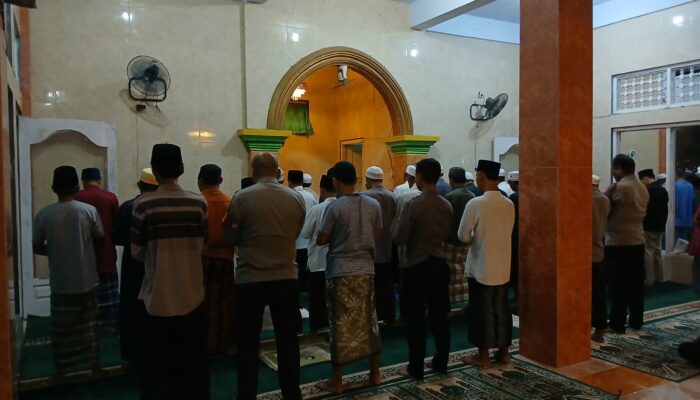 Polsek Sekotong Gelar Tarawih dan Tadarusan Bersama Warga, Pererat Silaturahmi