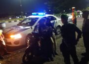 GERUNG, Lombok Barat – Jajaran Kepolisian Resor (Polres) Lombok Barat terus meningkatkan kegiatan patroli malam dalam rangka Operasi Ketupat Rinjani 2025. Langkah ini diambil sebagai upaya preventif untuk mengantisipasi terjadinya balap liar dan potensi gangguan keamanan dan ketertiban masyarakat (kamtibmas) lainnya, terutama di jalur-jalur rawan seperti area Bypass Gerung. Kegiatan patroli intensif ini salah satunya dilaksanakan oleh personel Pos Pengamanan (Pos Pam) Giri Menang Square (GMS) Gerung. Menurut Kepala Pos Pam GMS Gerung, Ipda I Wayan Rudi Hariadi, S.H., kegiatan pengamanan jalur dan patroli rutin dilaksanakan untuk memastikan situasi tetap kondusif selama pelaksanaan Operasi Ketupat Rinjani. "Kami dari Pos Pam GMS Gerung secara rutin melaksanakan patroli, terutama pada malam hari, di sepanjang jalur Bypass 1 dan 2 Gerung," ujar Ipda I Wayan Rudi Hariadi, S.H., saat ditemui di Pos Pam GMS Gerung, Rabu (26/3/2025) malam. "Tujuan utama dari patroli ini adalah untuk mencegah terjadinya aksi balap liar yang sangat meresahkan masyarakat dan juga untuk mengantisipasi potensi tindak kriminalitas atau kejadian menonjol lainnya." Patroli Malam Antisipasi Balap Liar di Bypass Gerung Lebih lanjut, Ipda I Wayan Rudi Hariadi menjelaskan bahwa pada Rabu malam, 26 Maret 2025, sekitar pukul 23.00 WITA hingga selesai, tim patroli dari Pos Pam GMS Gerung yang dipimpin oleh Komandan Regu (Danru) II, Ipda Dodik Hendra, bersama anggota jaga melaksanakan kegiatan patroli di seputaran wilayah pos pam. Sasaran utama dari kegiatan ini adalah jalur Bypass 1 dan 2 Gerung yang memang kerap kali menjadi lokasi favorit bagi para pelaku balap liar. "Tim patroli kami bergerak secara mobile di sepanjang jalur bypass. Selain melakukan pemantauan, kami juga memberikan imbauan kepada para pemuda yang masih berkumpul di pinggir jalan agar tidak melakukan kegiatan yang melanggar hukum, seperti balap liar," terang Ipda I Wayan Rudi Hariadi. "Kami menekankan kepada mereka tentang bahaya balap liar, baik bagi diri sendiri maupun bagi pengguna jalan lainnya." Himbauan Kepada Masyarakat untuk Mendukung Operasi Ketupat Ipda I Wayan Rudi Hariadi juga mengimbau kepada seluruh masyarakat Lombok Barat, khususnya yang berada di wilayah Gerung, untuk turut serta menjaga keamanan dan ketertiban selama pelaksanaan Operasi Ketupat Rinjani 2025. Ia berharap masyarakat dapat memberikan informasi kepada pihak kepolisian jika melihat atau mengetahui adanya potensi gangguan kamtibmas, termasuk aktivitas balap liar. "Kami sangat mengharapkan partisipasi aktif dari masyarakat. Jika ada informasi terkait balap liar atau hal-hal mencurigakan lainnya, jangan ragu untuk menghubungi kami atau kantor polisi terdekat," kata Ipda I Wayan Rudi Hariadi. "Kerja sama antara polisi dan masyarakat sangat penting untuk menciptakan situasi yang aman dan nyaman bagi kita semua, terutama menjelang dan selama Hari Raya Idul Fitri nanti." Situasi Terpantau Aman dan Kondusif Hingga laporan ini diturunkan, Ipda I Wayan Rudi Hariadi memastikan bahwa situasi di wilayah hukum Pos Pam GMS Gerung terpantau aman dan kondusif. Kegiatan patroli akan terus ditingkatkan secara berkala untuk memberikan rasa aman kepada masyarakat dan mencegah terjadinya gangguan kamtibmas. "Alhamdulillah, situasi malam ini aman dan kondusif. Kami akan terus melakukan pemantauan dan patroli secara intensif. Perkembangan kegiatan hari ini akan kami laporkan kembali kepada pimpinan," pungkas Ipda I Wayan Rudi Hariadi. Operasi Ketupat Rinjani 2025 merupakan operasi kepolisian terpusat yang dilaksanakan dalam rangka pengamanan Hari Raya Idul Fitri 1446 Hijriah. Polres Lombok Barat turut serta dalam operasi ini dengan menggelar berbagai kegiatan, mulai dari pengamanan arus mudik dan balik, pengamanan tempat-tempat ibadah dan wisata, hingga pencegahan tindak kriminalitas dan gangguan kamtibmas lainnya. Dengan adanya kegiatan patroli rutin seperti yang dilaksanakan oleh Pos Pam GMS Gerung, diharapkan masyarakat dapat merayakan Hari Raya Idul Fitri dengan aman dan nyaman.