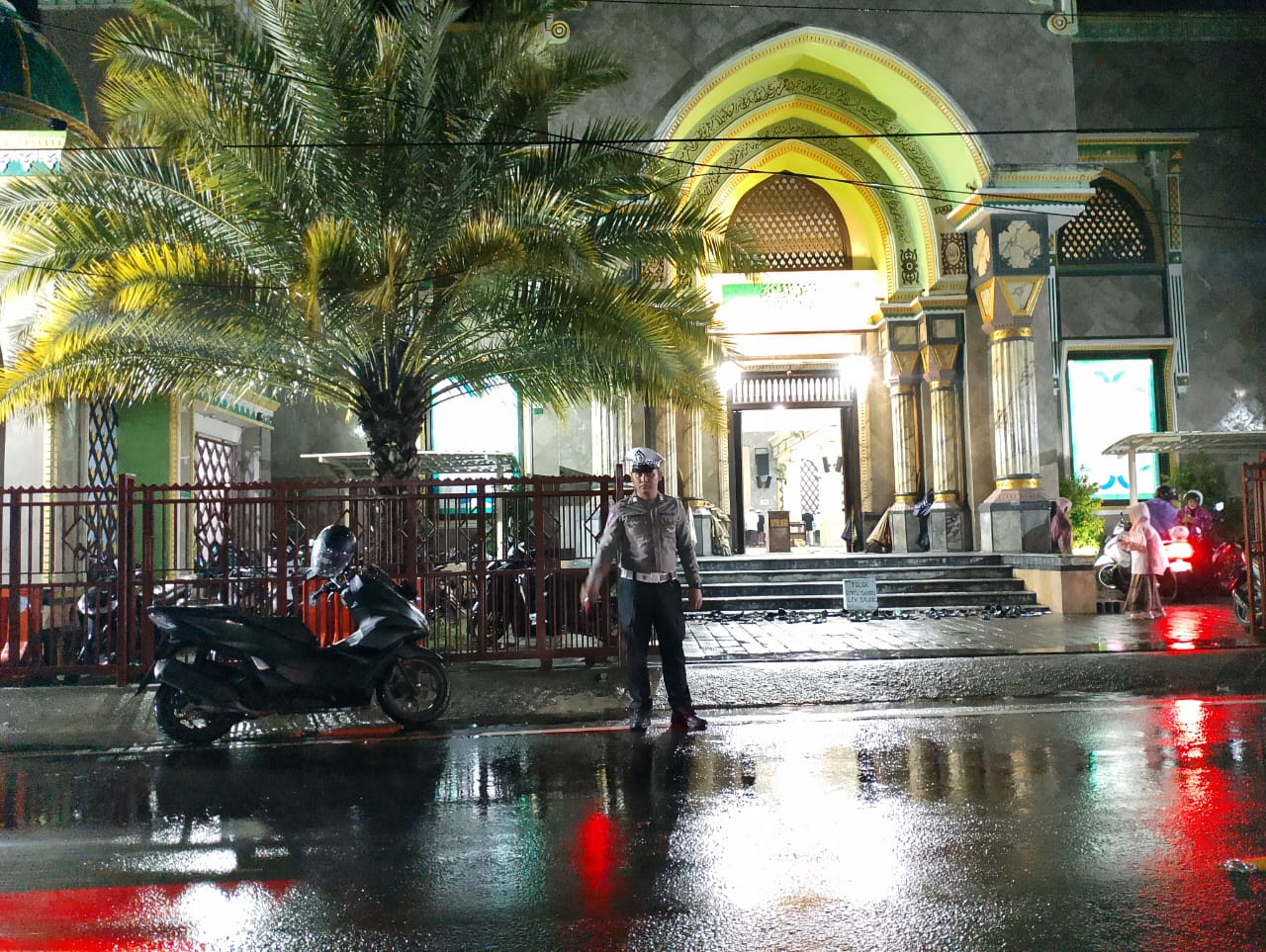 Polisi Siaga Saat Tarawih, Ramadan di Lombok Barat Makin Kondusif