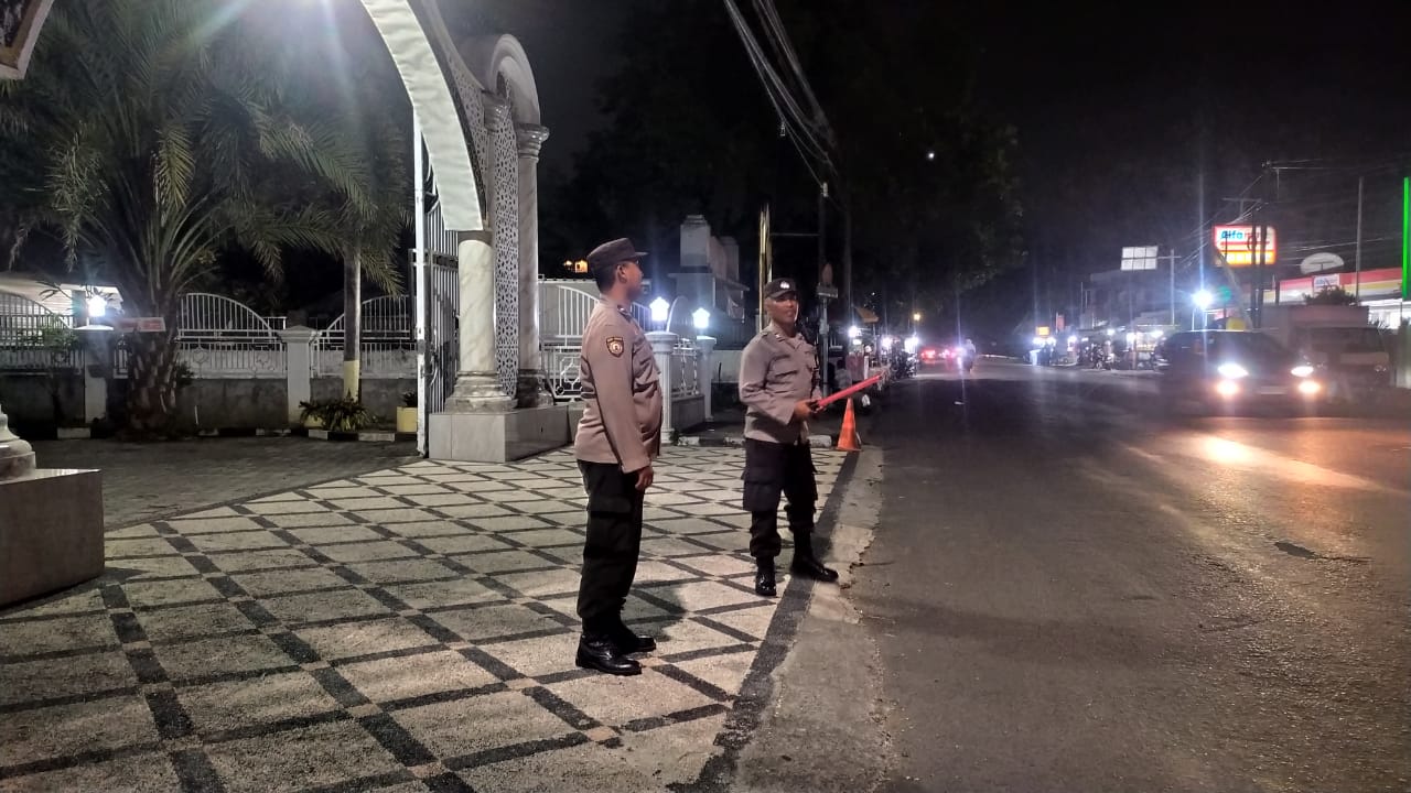 Aman dan Nyaman! Polisi Kawal Jamaah Tarawih di Gerung