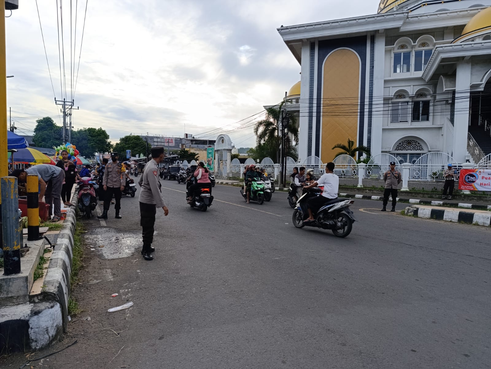 Patroli Rawan Sore: Upaya Polsek Gerung Jaga Ketertiban Ramadan