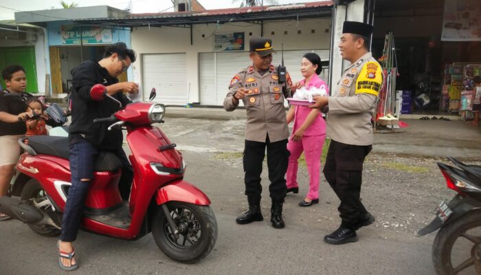 Hangatnya Berbagi! Polsek Labuapi Bagi Takjil di Bulan Ramadhan