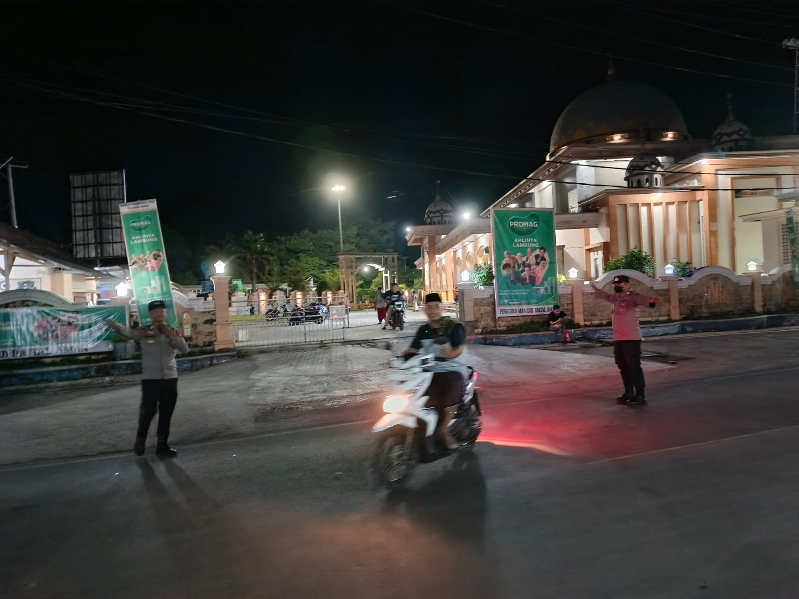 Ramadhan Aman: Polsek Lembar Kawal Sholat Tarawih