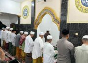 Kehangatan Tarawih Keliling: Polsek Kediri Berbaur dengan Jamaah