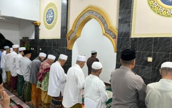 Kehangatan Tarawih Keliling: Polsek Kediri Berbaur dengan Jamaah