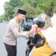 Turun Ke Jalan, Kapolres Sumbawa Ikut Bagikan Takjil Gratis kepada Masyarakat & Pengguna Jalan