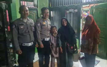 Aksi Mulia Polisi Bantu Ibu-Anak yang Kehabisan Tiket Bus Mudik