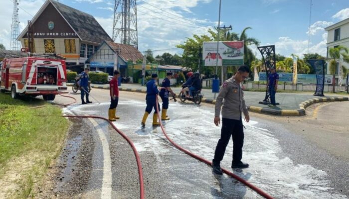 Petugas Gabungan Sekadau Bersihkan Tumpahan Solar di Bundaran PKK