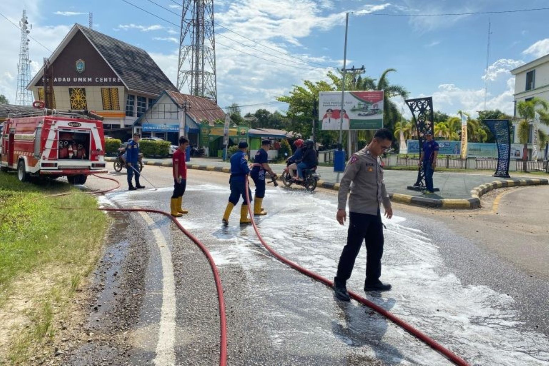 Petugas Gabungan Sekadau Bersihkan Tumpahan Solar di Bundaran PKK