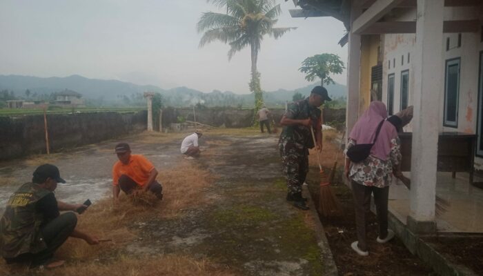 Sinergi TNI dan Warga Warnai Persiapan HUT Desa Tempos
