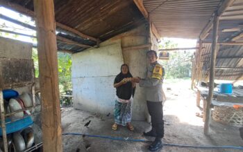 Bhabinkamtibmas Sekotong Giatkan Bantuan Sosial ke Warga Rentan