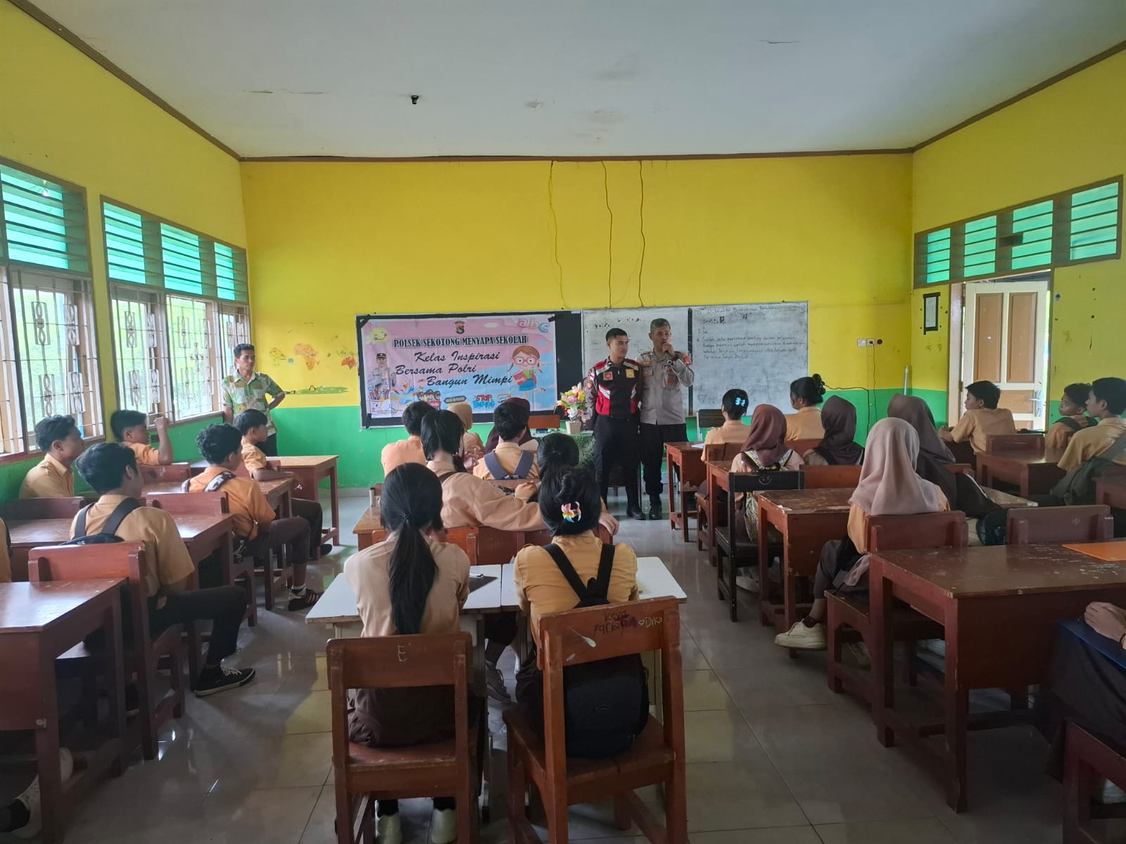 Polres Lombok Barat Sosialisasikan Bahaya Narkoba dan Pernikahan Dini di Sekolah