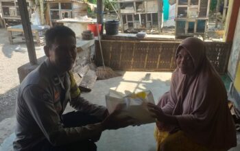 Polri Hadir di Tengah Masyarakat: Polsek Lembar Bagikan Paket Nutrisi Mantap
