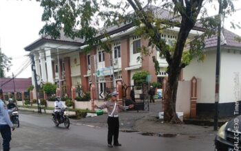 Sat Lantas Polres Bima Kota Laksanakan Kegiatan Rawan Pagi, Bantu Anak Sekolah Menyeberang Jalan