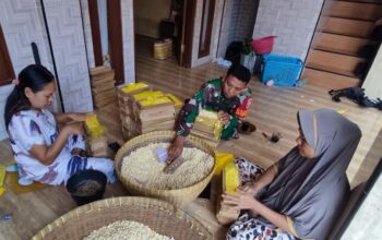 Babinsa dan Perajin Tempe Bahas Kendala Produksi di Sekarbela