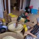 Babinsa dan Perajin Tempe Bahas Kendala Produksi di Sekarbela