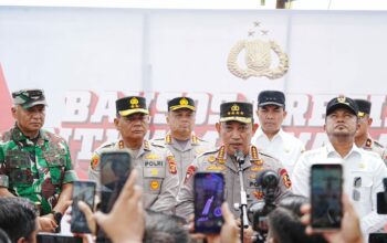 Hadiri Ground Breaking Asrama Polresta Samarinda, Kapolri Bagikan Sumur Bor-Sembako ke Warga