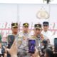 Hadiri Ground Breaking Asrama Polresta Samarinda, Kapolri Bagikan Sumur Bor-Sembako ke Warga