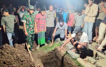 Bhabinkamtibmas Desa Seloto Hadiri Pemakaman Warga yang Mengakhiri Hidupnya dengan Cara Sendiri