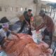 Babinsa Labuan Tereng Bantu Petani Campur Pupuk Padi