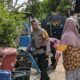 Polri Untuk Masyarakat, Bhabinkamtibmas Polsek Woha dan Satsamapta Polres Bima Salurkan 5000 Liter Air Bersih di Desa Kalampa