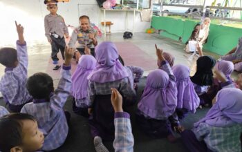 Sat Binmas Laksanakan “Police Goes to School” di RA Muslimat Tanjung, Kenalkan Profesi Polri dan Bahaya Narkoba Sejak Usia Dini