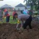 Bhabinkamtibmas Desa Manemeng Bersama Pemerintah Kecamatan Gotong Royong Membuat Kebun PKK/P2L