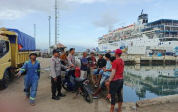 Polsek Kawasan Pelabuhan Laut Bima Laksanakan Patroli Rutin dan Beri Imbauan Kamtibmas di Areal Dermaga
