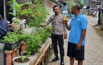 Dukung Ketahanan Pangan, Bhabinkamtibmas Seteluk Atas Dampingi Warga Kelola Pekarangan Bergizi
