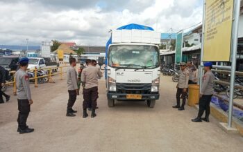 Polsubsektor Kawasan Pelabuhan Laut Sape Laksanakan Pengamanan dan Pemeriksaan Penumpang KMP Cakalang Tujuan Labuan Bajo