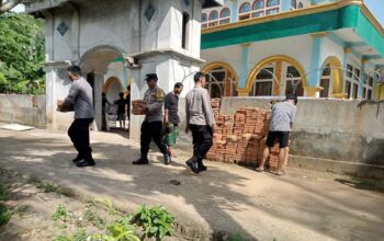 Polri Dekat Masyarakat: Polsek Sekotong Adakan Aksi Sosial di Taman Sejati