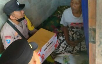 Hari Bhayangkara 79 Polsek Kediri Gelar Baksos di Dusun Ombae