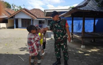 Babinsa Labuan Tereng Bangun Semangat Anak-Anak Lewat Pendekatan Humanis