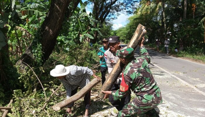 TNI-Polri dan Warga Cendi Manik Kompak Jaga Kebersihan Lingkungan
