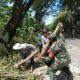TNI-Polri dan Warga Cendi Manik Kompak Jaga Kebersihan Lingkungan