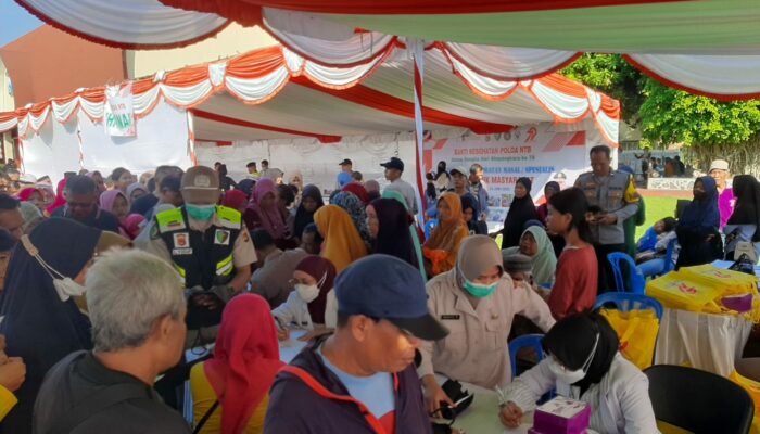 Warga Labuapi Terima Layanan Kesehatan dan Bansos Gratis dari Polri