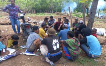Bhabinkamtibmas Desa Buncu Laksanakan Sambang dan Gotong Royong Pembangunan Arena Pacuan Kuda