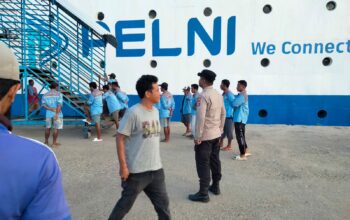 Polsek Kawasan Pelabuhan Laut Bima Laksanakan Pengamanan Embarkasi dan Debarkasi Penumpang KM. AWU