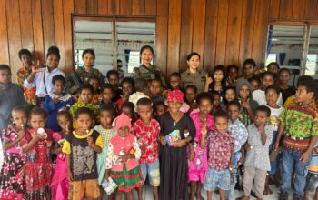 Srikandi Polri Ops Damai Cartenz-2025 Tebar Damai Lewat Ibadah Bersama Anak-anak di Gereja GPDI Yericho Nogolait Kandego, Nduga