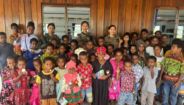 Srikandi Polri Ops Damai Cartenz-2025 Tebar Damai Lewat Ibadah Bersama Anak-anak di Gereja GPDI Yericho Nogolait Kandego, Nduga