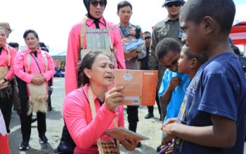 Ketum Bhayangkari Ny. Juliati Sigit Prabowo Lakukan Baksos di Sorong