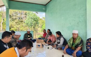 Bhabinkamtibmas Kedaro Kawal Penyaluran Bibit untuk Kemandirian Pangan Sekotong