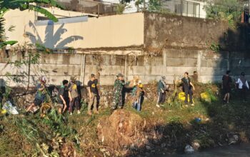 Sejumlah Relawan Bersihkan Bantaran Sungai Kali Ancar di Mataram