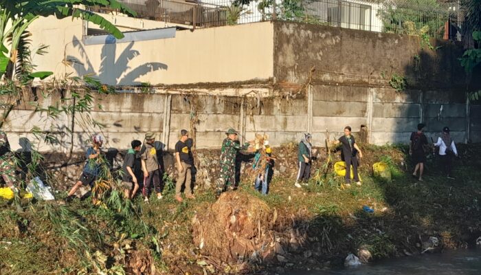 Sejumlah Relawan Bersihkan Bantaran Sungai Kali Ancar di Mataram