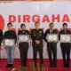 Lombok Barat, NTB – Kepolisian Republik Indonesia (Polri) merayakan ulang tahunnya yang ke-79 pada 1 Juli 2025. Di Lombok Barat, peringatan Hari Bhayangkara kali ini selain dengan menggelar upacara, juga ditandai dengan acara tasyakuran yang penuh makna. Menegaskan kembali komitmen Polri untuk terus meningkatkan kualitas pelayanan kepada masyarakat. Pada Selasa (1/7/2025), suasana di bencingah kantor Bupati Lombok Barat tampak semarak dengan kehadiran para pejabat dan tokoh masyarakat. Acara Tasyakuran Hari Bhayangkara ke-79 ini digelar di Jalan Soekarno-Hatta, Kelurahan Dasan Geres, Kecamatan Gerung, Kabupaten Lombok Barat, menjadi momentum penting. Untuk mempererat sinergitas antara Polri, TNI, pemerintah daerah, dan seluruh elemen masyarakat. Meningkatkan Pelayanan dan Memperkuat Sinergi Dalam sambutannya yang penuh semangat, Kapolres Lombok Barat, AKBP Yasmara Harahap, S.I.K., menyampaikan bahwa Hari Bhayangkara ke-79 mengusung tema ‘Polri untuk Masyarakat’. Menurutnya, tema ini bukan sekadar slogan, melainkan sebuah amanah untuk terus berbenah. "Dalam rangka Hari Bhayangkara ke-79 tahun 2025 dengan tema Polri Untuk Masyarakat, tentunya kita harus meningkatkan kualitas diri sebagai insan Bhayangkara. Untuk melaksanakan pelayanan maksimal kepada masyarakat," ujar AKBP Yasmara. Ia menekankan pentingnya introspeksi diri dan peningkatan kinerja untuk memberikan pelayanan terbaik. "Polri tegak berdiri dan berkomitmen untuk menjadi lebih modern dan terpercaya," tambahnya. Menurut Kapolres, semua upaya ini bertujuan utama untuk menjaga stabilitas keamanan dan ketertiban masyarakat (kamtibmas) di Provinsi NTB agar tetap kondusif. Ia juga menjelaskan bahwa rangkaian kegiatan dalam rangka Hari Bhayangkara di Polres Lombok Barat sudah dimulai sejak awal Juni. Dengan berbagai kegiatan yang menyentuh langsung masyarakat. AKBP Yasmara Harahap juga menyampaikan rasa terima kasihnya kepada semua pihak yang telah mendukung tugas-tugas Polri. "Terima kasih kepada Bapak Bupati yang telah mendukung tugas-tugas kamtibmas. Tidak mungkin kami berjalan sendiri tanpa dukungan dari Pemda dan seluruh elemen masyarakat," tegasnya. Kolaborasi Pemerintah dan Polri untuk Pelayanan Optimal Senada dengan Kapolres, Bupati Lombok Barat, H. Lalu Ahmad Zaini, S. Si., M.T., juga memberikan apresiasi setinggi-tingginya kepada jajaran kepolisian. Dalam pernyataannya, Bupati mengucapkan selamat Hari Bhayangkara dan menekankan pentingnya sinergi antara pemerintah daerah dan Polri. "Atas nama Pemerintah Kabupaten Lombok Barat, kami menyampaikan dirgahayu Kepolisian," kata Bupati Lalu Ahmad Zaini. "Sinergitas dan kolaborasi akan terus kita tingkatkan agar pelayanan kepada masyarakat akan terus dapat dioptimalkan,” imbuhnya. Pernyataan ini menunjukkan komitmen kuat dari pemerintah daerah untuk terus bekerja sama dengan Polri demi kesejahteraan dan keamanan masyarakat Lombok Barat. Momen Kebersamaan dan Apresiasi Setelah sambutan, acara dilanjutkan dengan momen simbolis pemotongan kue dan tumpeng. Kapolres Lombok Barat bersama Ibu Ketua Bhayangkari, Bupati Lombok Barat, perwakilan Dandim 1606, Wakil Bupati, Sekda, dan Ketua DPRD secara bersama-sama melakukan pemotongan tumpeng, melambangkan kebersamaan dan rasa syukur. Kemeriahan acara juga terasa saat pembacaan dan penyerahan hadiah bagi para pemenang lomba-lomba yang diselenggarakan dalam rangka memeriahkan Hari Bhayangkara ke-79. Berbagai lomba tersebut tidak hanya menjadi ajang silaturahmi, tetapi juga menunjukkan partisipasi aktif masyarakat dalam perayaan hari jadi korps Bhayangkara. Peringatan Hari Bhayangkara ke-79 ini menjadi momentum refleksi bagi seluruh jajaran Polres Lombok Barat untuk terus berbenah dan meningkatkan kualitas diri. Turut hadir pula dalam acara ini, Ketua Cabang Bhayangkari Lombok Barat, Ny. Citra Yasmara, bersama jajaran pengurus. Serta perwakilan dari Kodim 1606 Mataram, Letkol Inf. Abdul Haris S.H. M.H. Selain itu, hadir pula Wakil Bupati Lombok Barat, Hj. Nurul Adha, S.THI, Sekda Kabupaten Lombok Barat, H. Ilham S.Pd M.Pd., Ketua DPRD Kabupaten Lombok Barat, Lalu Ivan Indaryadi, serta perwakilan dari Pengadilan Negeri Mataram dan Kejaksaan Negeri Mataram. Kehadiran para pimpinan OPD, tokoh agama, tokoh masyarakat, dan tokoh adat menunjukkan soliditas dukungan terhadap tugas-tugas kepolisian.