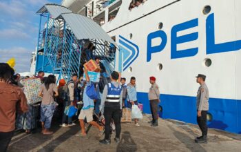 Polsek Kawasan Pelabuhan Laut Bima Amankan Proses Embarkasi dan Debarkasi Kapal KM. AWU di Pelabuhan Bima