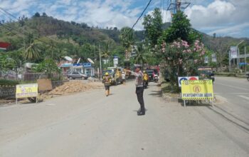 Sat Lantas Polres Bima Kota Laksanakan Pengalihan Arus Lalin Terkait Pengerjaan Crossing Drainase di Kawasan Amahami