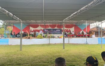 Kapolsek Pekat dan Anggota Amankan HUT ke-26 Desa Tambora