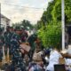 Usai Banjir, TNI Bersihkan Kota Mataram dari Tumpukan Sampah