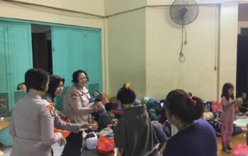 Polisi Bagikan Makanan ke Ratusan Korban Terdampak Banjir di Jakarta
